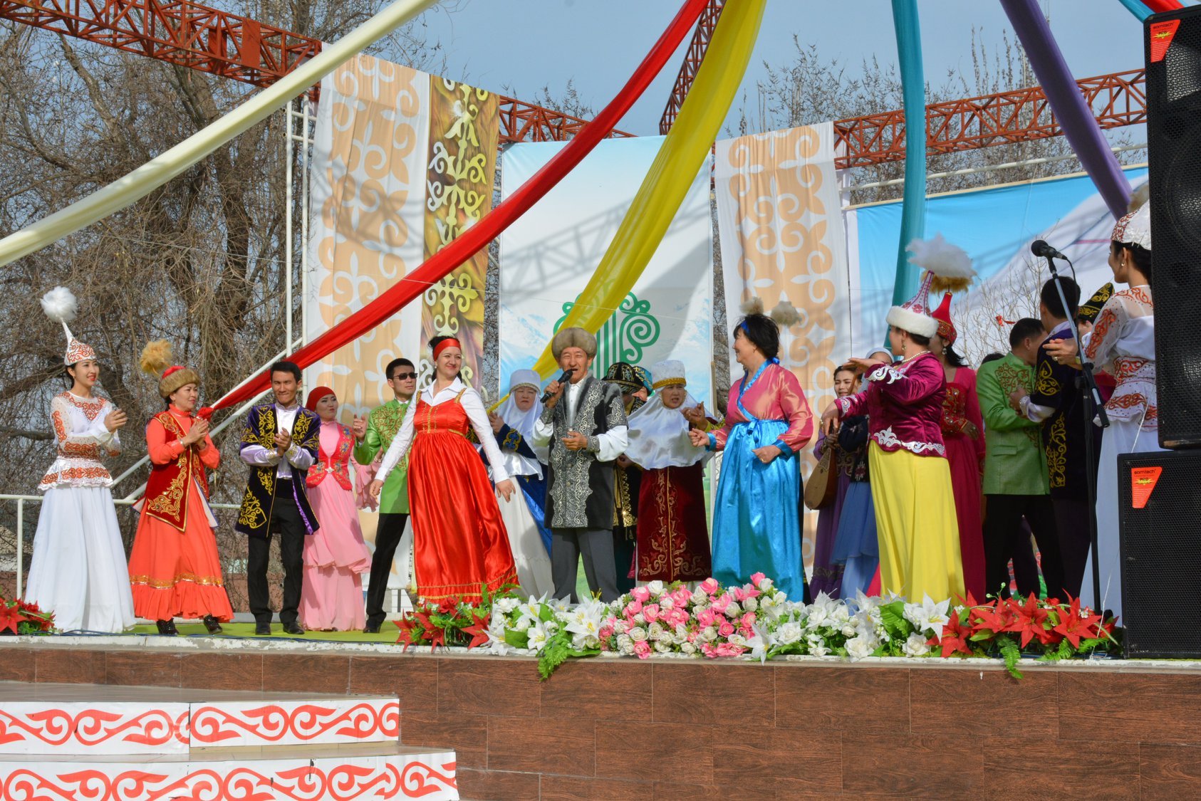 Кто празднует наурыз. Праздник Наурыз в Казахстане. Арка Наурыз. Наурыз баннер. Навруз арка.