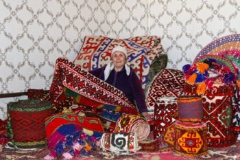 Киіз туырлықты, ағаш уықты Алашпыз