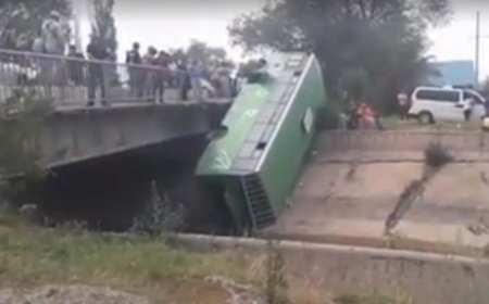 Алматы облысында жолаушылар автобусы көпірден құлап кетті (видео)